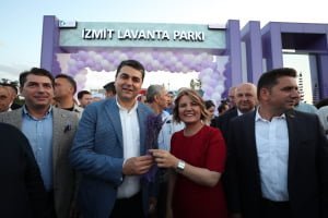 Gültekin Uysal ve Fatma Kaplan Hürriyet Lavanta Kafe açılışında 