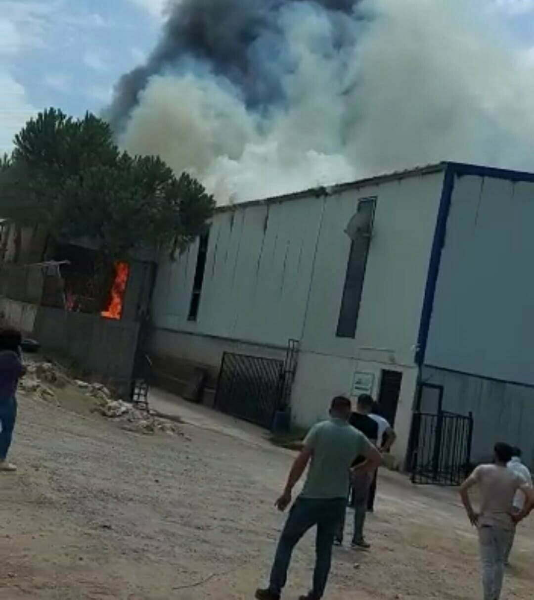 Gebze'de plastik ürünler üretilen fabrikada çıkan yangında fabrikada büyük çapta hasar meydana gelirken yangın kontrol altına alındı 