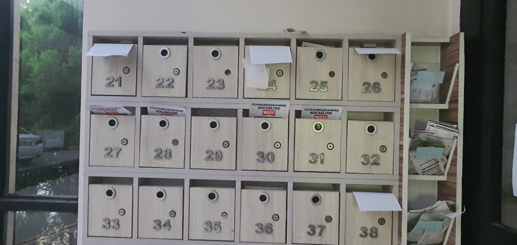 Kocaeli’de Büyükşehir Belediyesi ve AKP Kocaeli Teşkilatı, kentin her yerini Erdoğan mitingi görselleri ile donatırken, apartman kapılarına kadar Recep Tayyip Erdoğan’ın mitingine vatandaşları davet eden broşürler var.