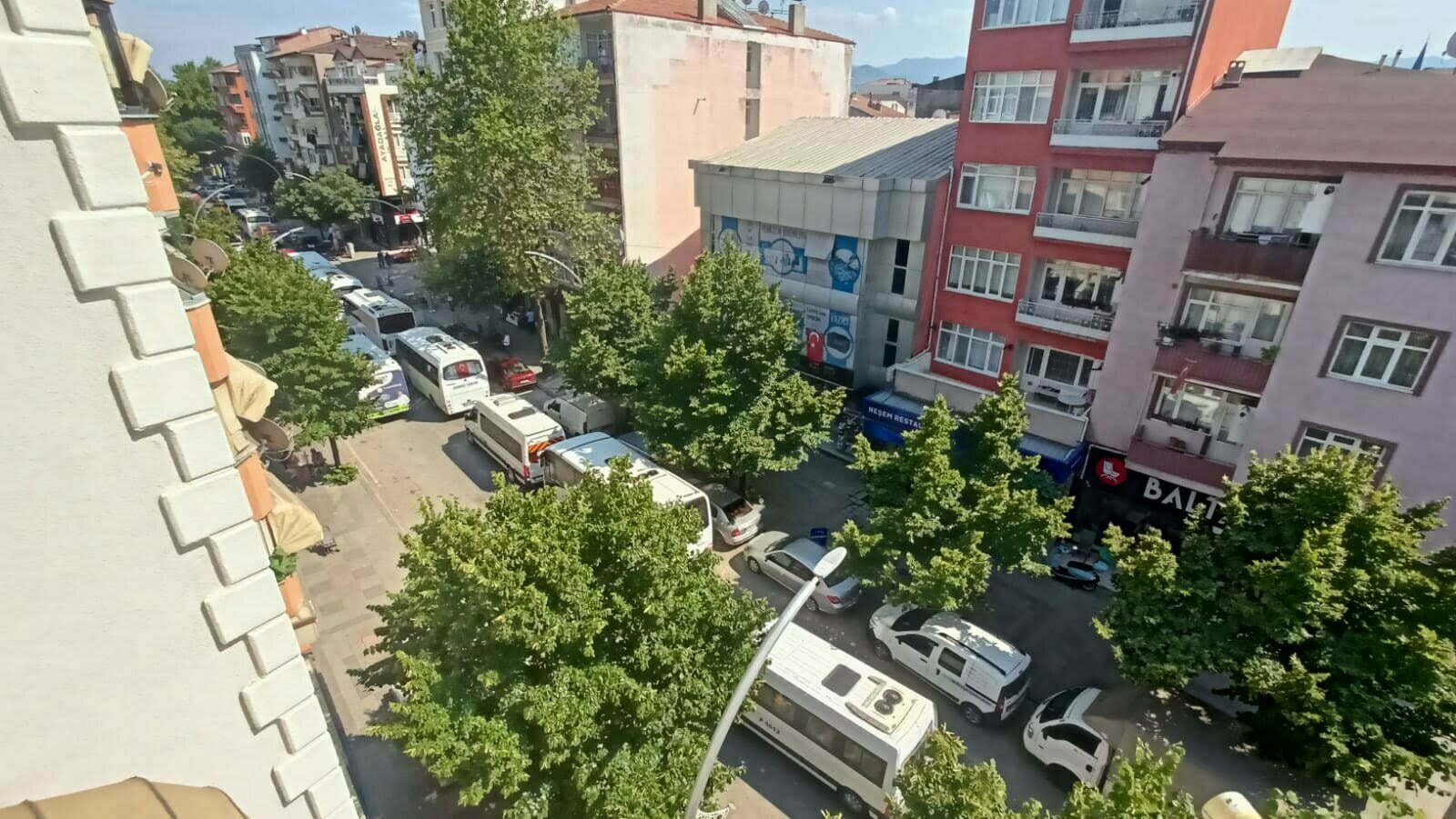 Kocaeli’de Cumhurbaşkanı ve Recep Tayyip Erdoğan’ın gelişi ile birlikte Milli İrade meydanı ve çevresinde bazı yollar kapatılırken, araç trafiğinin yönlendirildiği yerlerde yoğunluk oluştu 