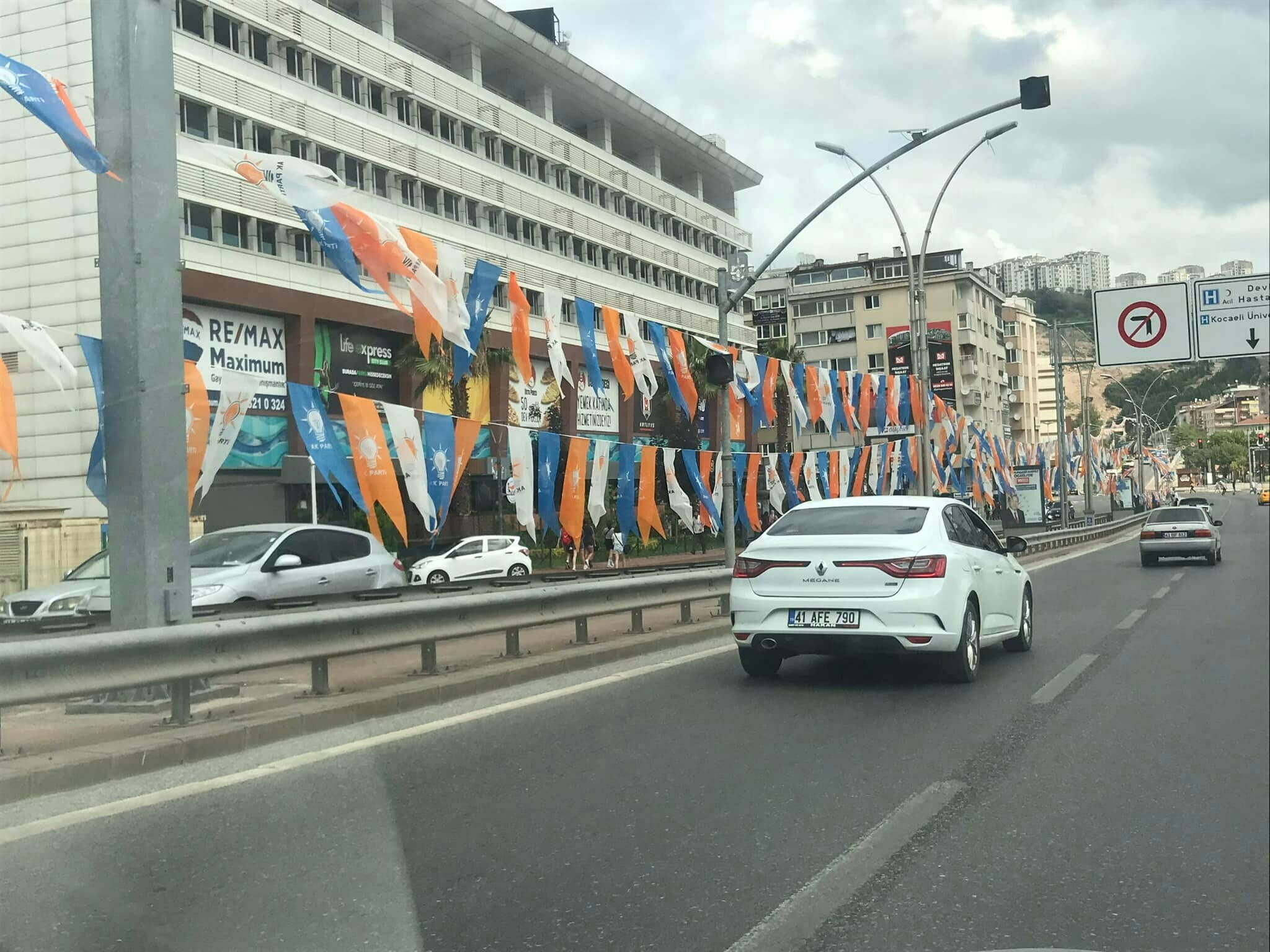 AKP bayrakları İzmit