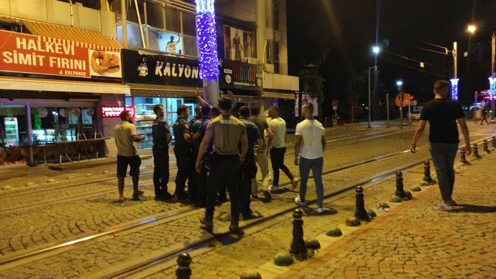 İzmit Pişmaniyeciler meydanında alkollü 2 grup arasında kavga çıktı. Taraflar kavgayı ayıran emniyet güçlerine mukavemet gösterdi 