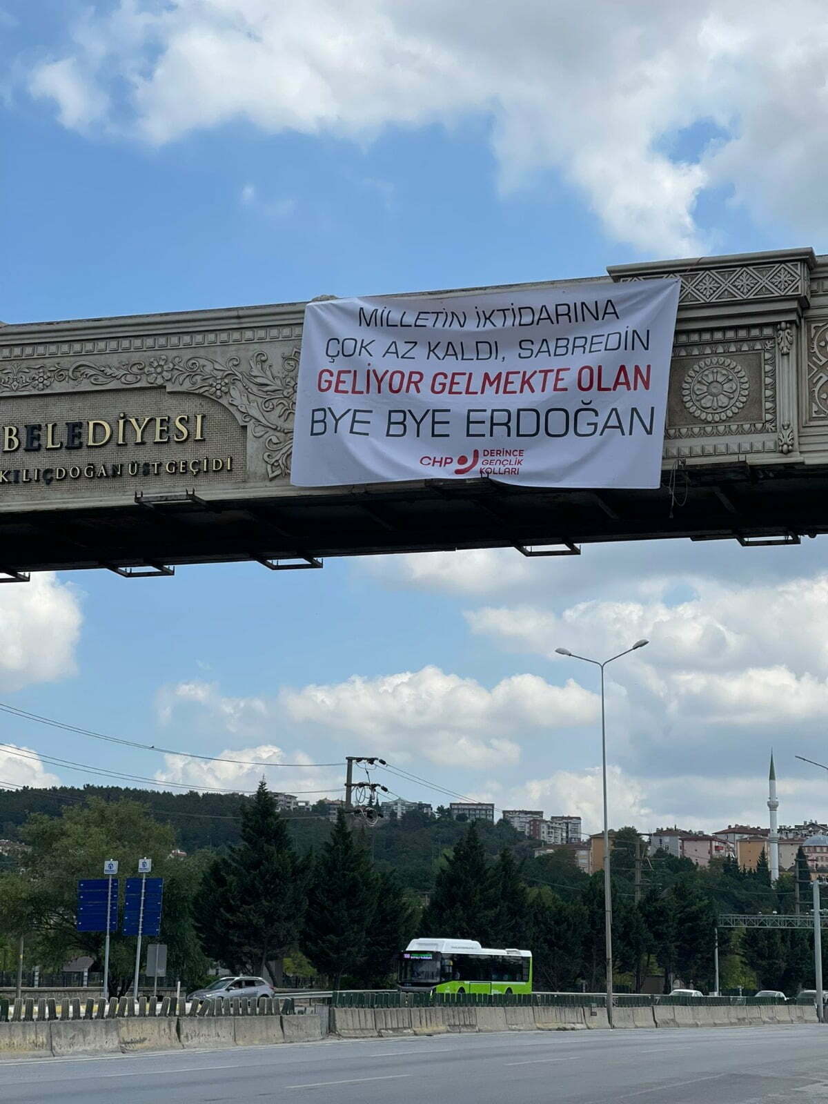 CHP Derince İlçe Gençlik Kolları, Cumhurbaşkanı Erdoğan’ın Kocaeli’ye gelişi öncesinde ilçede bulunan köprüye ‘Bye bye Erdoğan’ yazılı afiş astı. 