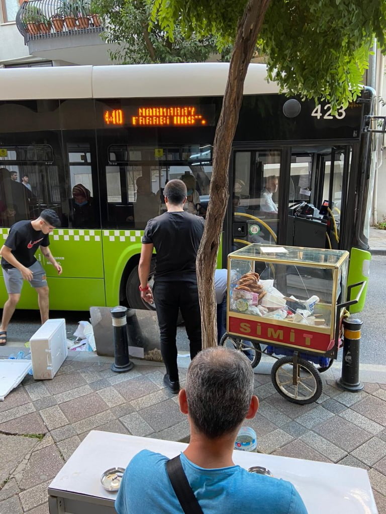 Kocaeli Büyükşehir Belediyesi’nin Darıca’da hizmet veren otobüsü bir simitçinin arabasına vurdu bir şey olmamış gibi yoluna devam etti 