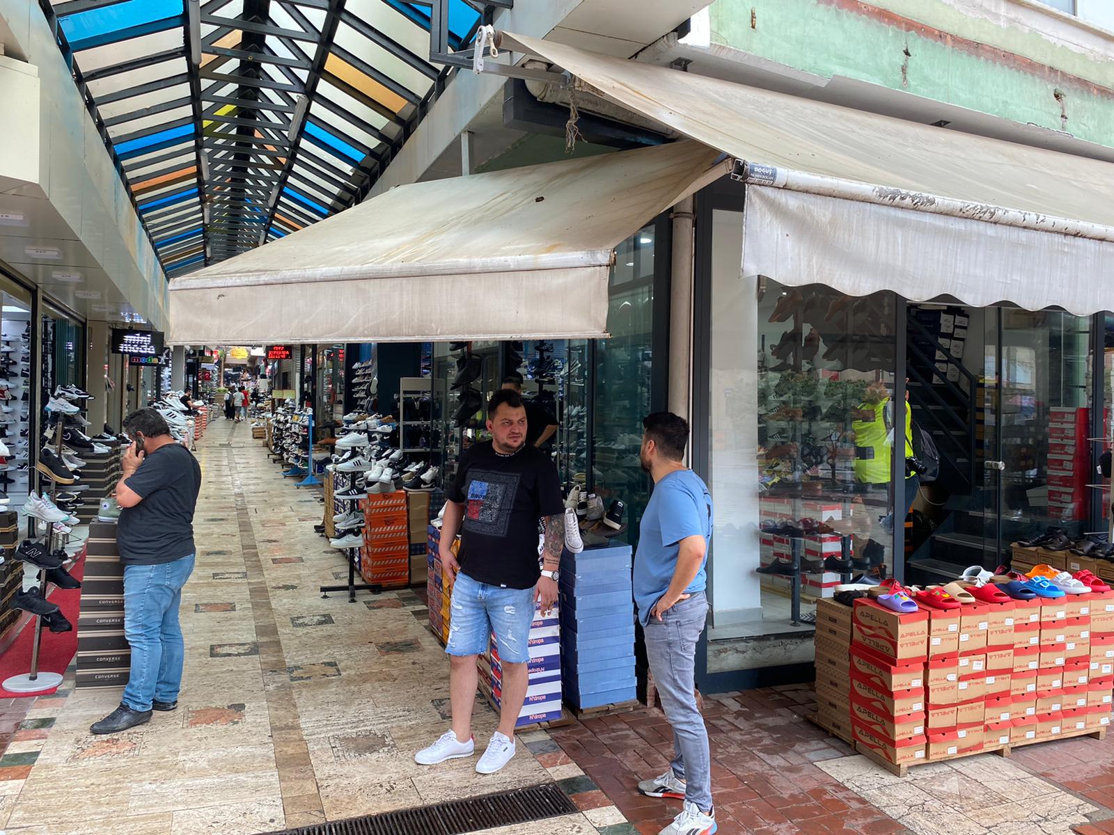 Izmit Belediyesi yagmurdan zarar goren carsi esnafinin yardimina kostu 1