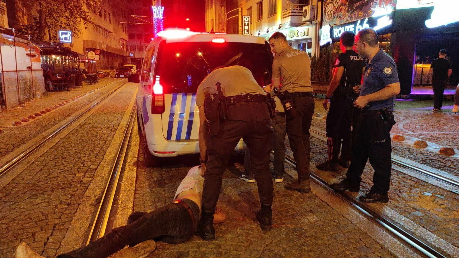 Izmitte alkollu sahislar kafede taskinlik cikardi
