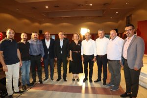Program sonrasi hatira fotografi cekildiler 3