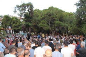 İzmit Cumhuriyet Parkı'na yüzlerce vatandaş katıldı