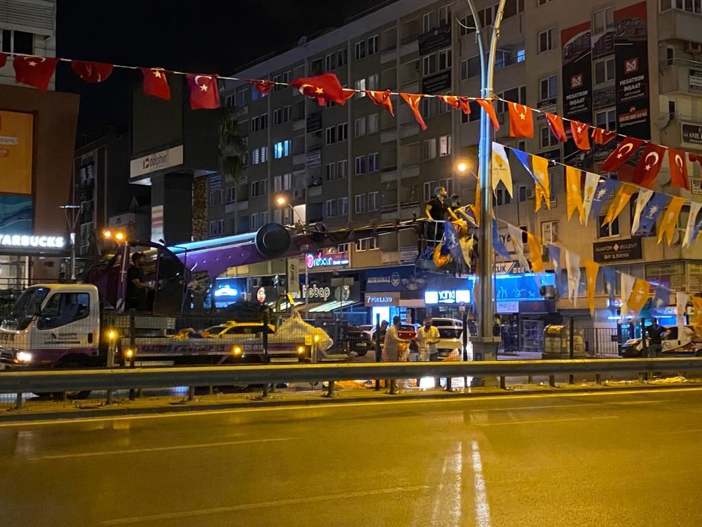 Haluk Tamyüksel paylaştığı fotoğraflar ile birlikte yaptığı açıklamada; "Resimlerde gördükleriniz, Geçtiğimiz Cumartesi günü Sn.Cumhurbaşkanı’nın katıldığı açılış Programı dolayısıyla caddelere, Türk Bayrakları ile birlikte asılan Siyasi Parti Bayraklarıdır." 