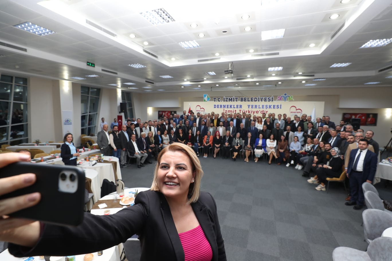 Baskan Hurriyet program sonunda katilimcilarla selfie cekildi 2