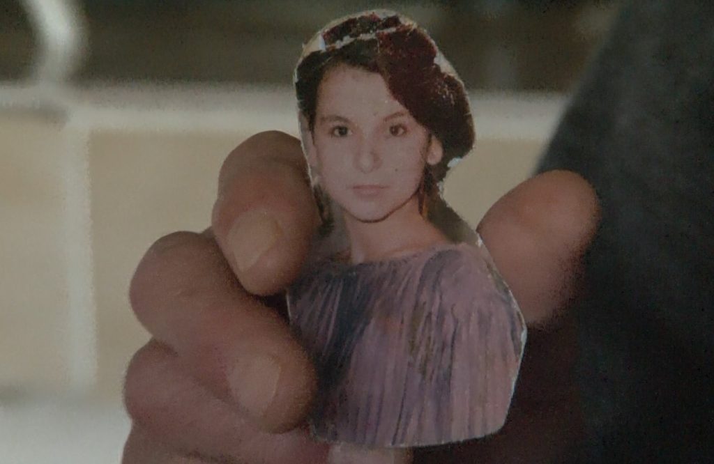 28 YILDIR EŞİNİN FOTOĞRAFINI CÜZDANINDA TAŞIYOR "ONU GÖRMEDİĞİM ZAMAN İŞİM RAST GİTMİYOR, GÖRDÜĞÜM ZAMANDA DIRDIRI BİTMİYOR" "O BENİM GÖZLERİME, BEN İSE ONUN SİNİRİNE AŞIK OLDUM" AW785414 02