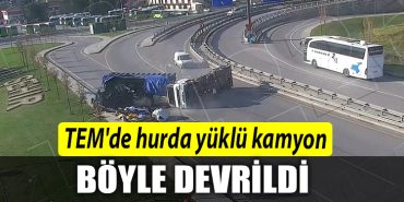 Kocaeli TEMde hurda yuklu kamyon boyle devrildi