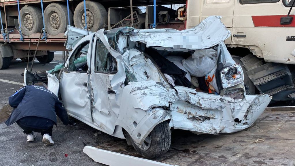 TEM'DE 9 ARAÇLI ZİNCİRLEME KAZA, ORTALIK SAVAŞ ALANINA DÖNDÜ KARDEŞİNİN CENAZESİNDEN DÖNERKEN DEHŞETİ YAŞADILAR 2 TIRIN ARASINDA KALARAK HURDAYA DÖNEN OTOMOBİLDEN BURUNLARI BİLE KANAMADAN ÇIKTILAR AW806045 02