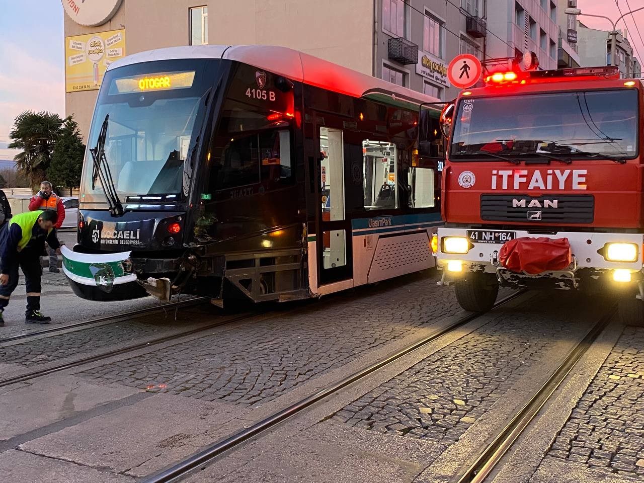 TİCARİ TAKSİ İLE TRAMVAY ÇARPIŞTI: 3 YARALI YOLCU OLARAK BİNDİKLERİ TAKSİ TRAMVAYA ÇARPINCA DEHŞETİ YAŞADILAR KAZADAN DOLAYI BİR SÜRELİĞİNE TRAMVAY SEFERLERİ AKSADI AW807044 04