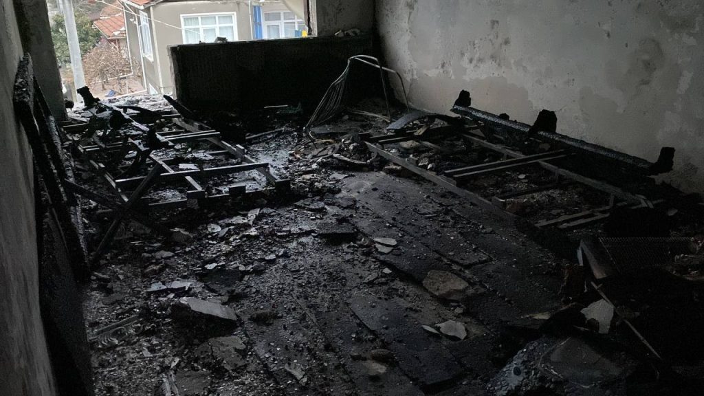 PATLAMANIN MEYDANA GELDİĞİ BİNADAKİ HASAR, GÜN AĞARINCA ORTAYA ÇIKTI PATLAMANIN ARDINDAN EV VE EŞYALAR KÜLE DÖNDÜ AW809836 01