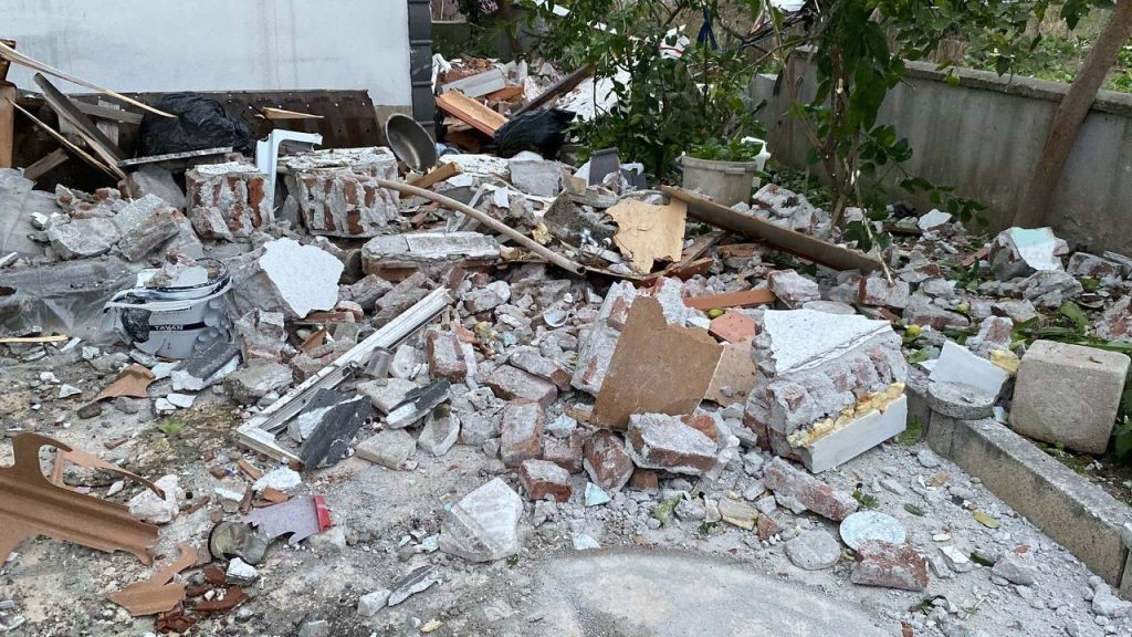 PATLAMANIN MEYDANA GELDİĞİ BİNADAKİ HASAR, GÜN AĞARINCA ORTAYA ÇIKTI PATLAMANIN ARDINDAN EV VE EŞYALAR KÜLE DÖNDÜ AW809836 04