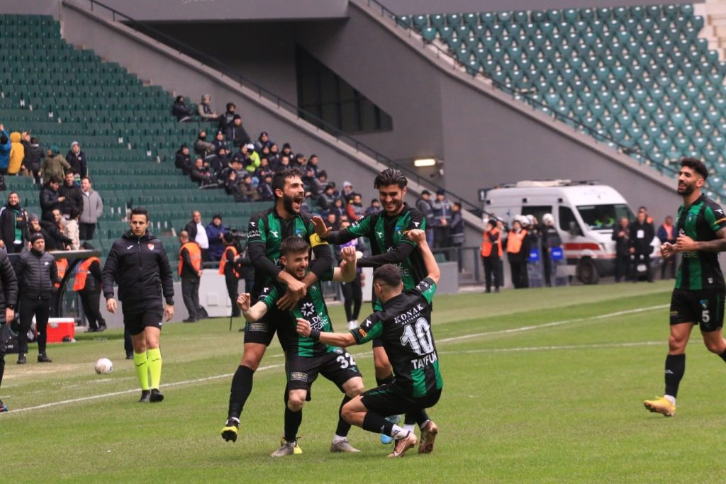 TFF 2. LİG: KOCAELİSPOR: 2 - SARIYER: 1 AW819805 01