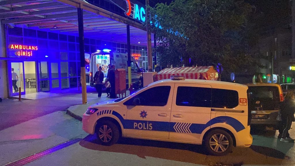ALKOLLÜ ŞAHIS, KARŞISINA ÇIKAN KADINA DEHŞETİ YAŞATTI KIRAATHANEDEN ÇIKTI, SİLAHIYLA BİR KADINI YARALAYIP KAÇTI AW820691 01