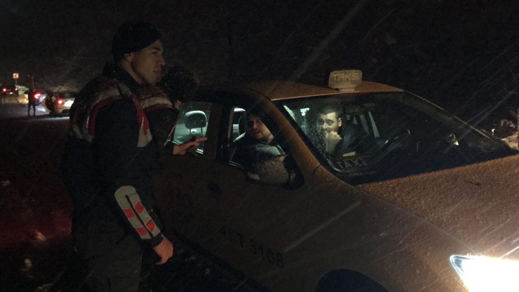 YOĞUN KAR YAĞIŞINDAN ÖTÜRÜ ONLARCA ARAÇ, YÜZLERCE KİŞİ MAHSUR KALDI GÜNÜBİRLİK TATİL MERKEZİNDE KAR ANİDEN BASTIRINCA OLANLAR OLDU, SAATLERCE BEKLEMEK ZORUNDA KALDILAR MAHSUR KALAN VATANDAŞLARIN YARDIMINA BELEDİYE EKİPLERİ KOŞTU AW820692 02