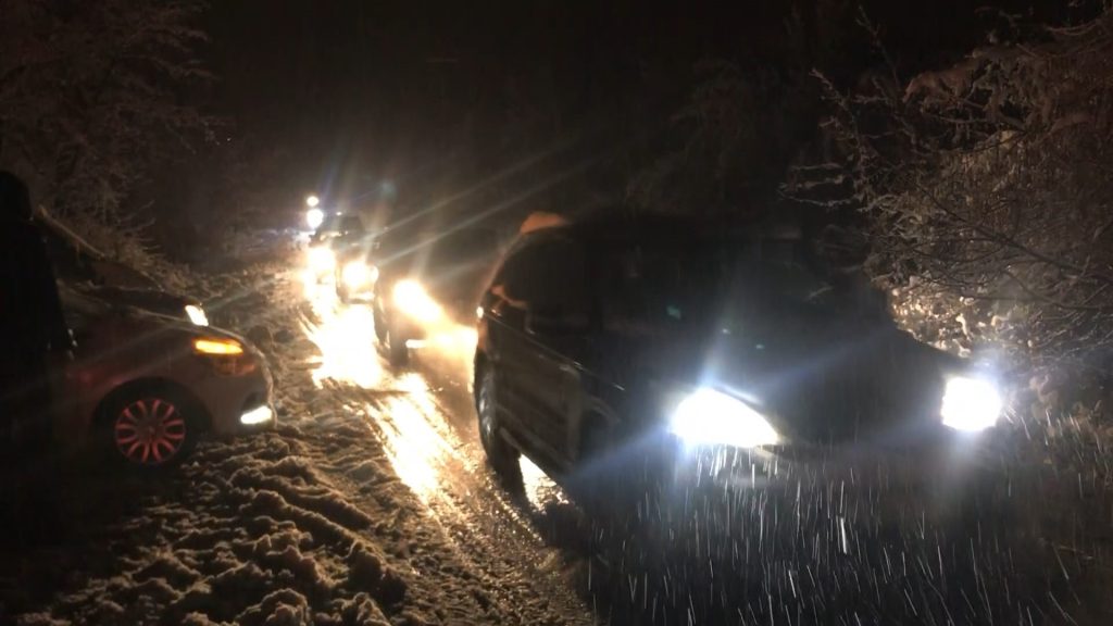 YOĞUN KAR YAĞIŞINDAN ÖTÜRÜ ONLARCA ARAÇ, YÜZLERCE KİŞİ MAHSUR KALDI GÜNÜBİRLİK TATİL MERKEZİNDE KAR ANİDEN BASTIRINCA OLANLAR OLDU, SAATLERCE BEKLEMEK ZORUNDA KALDILAR MAHSUR KALAN VATANDAŞLARIN YARDIMINA BELEDİYE EKİPLERİ KOŞTU AW820692 06