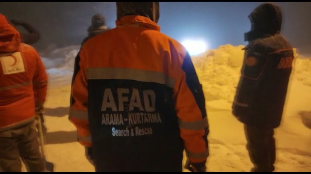 YOĞUN KAR YAĞIŞINDAN ÖTÜRÜ ONLARCA ARAÇ, YÜZLERCE KİŞİ MAHSUR KALDI GÜNÜBİRLİK TATİL MERKEZİNDE KAR ANİDEN BASTIRINCA OLANLAR OLDU, SAATLERCE BEKLEMEK ZORUNDA KALDILAR MAHSUR KALAN VATANDAŞLARIN YARDIMINA BELEDİYE EKİPLERİ KOŞTU AW820692 07