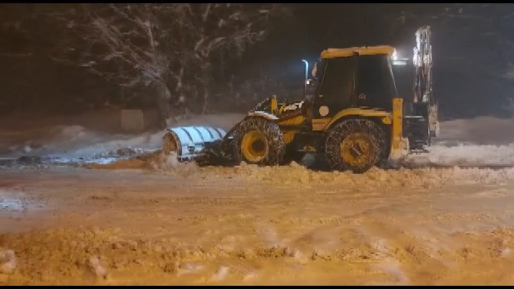 YOĞUN KAR YAĞIŞINDAN ÖTÜRÜ ONLARCA ARAÇ, YÜZLERCE KİŞİ MAHSUR KALDI GÜNÜBİRLİK TATİL MERKEZİNDE KAR ANİDEN BASTIRINCA OLANLAR OLDU, SAATLERCE BEKLEMEK ZORUNDA KALDILAR MAHSUR KALAN VATANDAŞLARIN YARDIMINA BELEDİYE EKİPLERİ KOŞTU AW820692 08