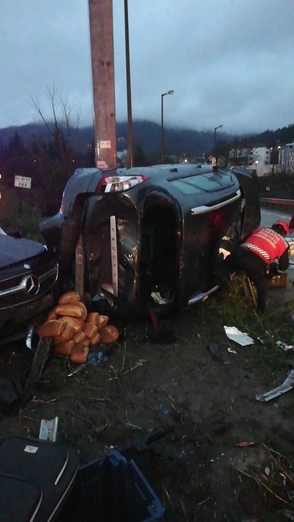 DEPREM BÖLGESİNE GİDERKEN KAZAYA KARIŞTILAR: 2 YARALI YAKINLARININ YANINA ERZAK DOLU ARAÇLA GİDERKEN KAZA YAPTILAR AW820974 03