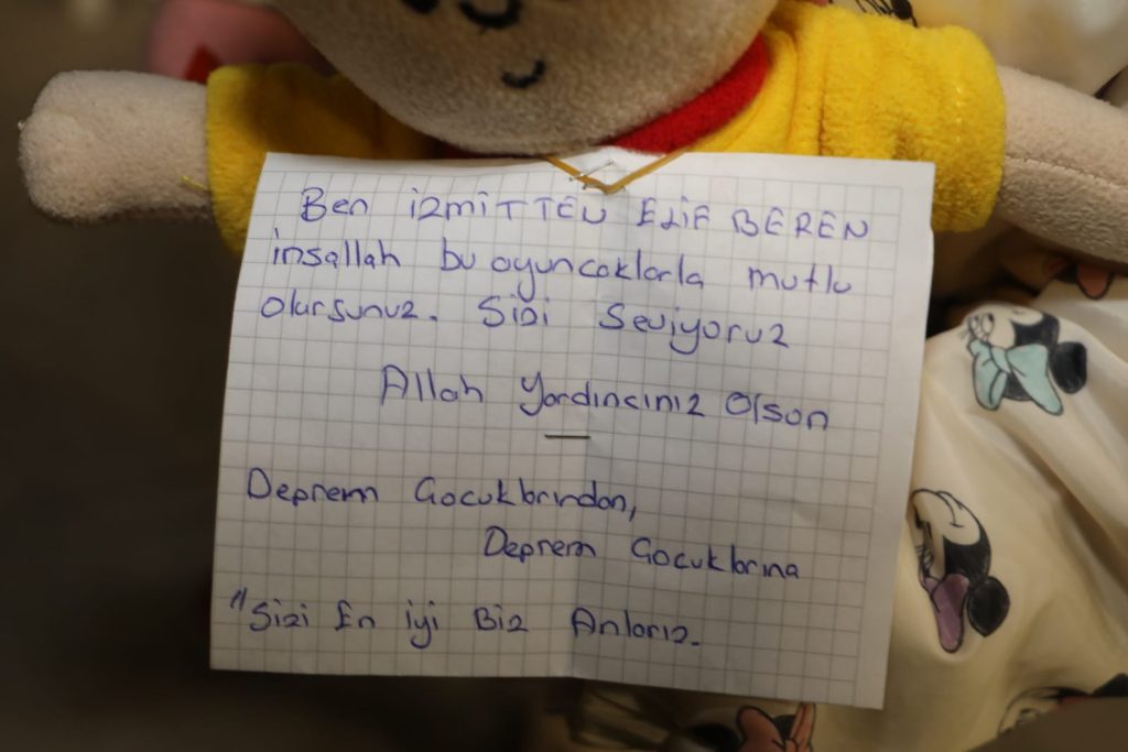 Minik Elifin duygulandiran notu