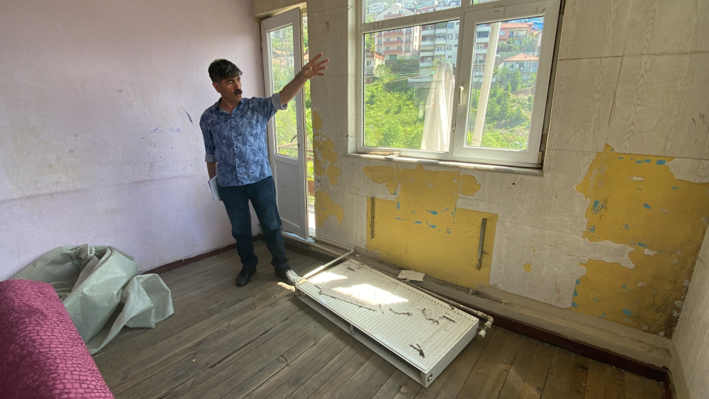 KİRAYA VERDİĞİ EVİNE 6 YIL SONRA GİRDİ, GÖRDÜĞÜ MANZARA DEHŞETE DÜŞÜRDÜ KİRAYA VERDİĞİ EVİNE 6 YIL SONRA GİRDİ, GÖRDÜĞÜ MANZARA DEHŞETE DÜŞÜRDÜ