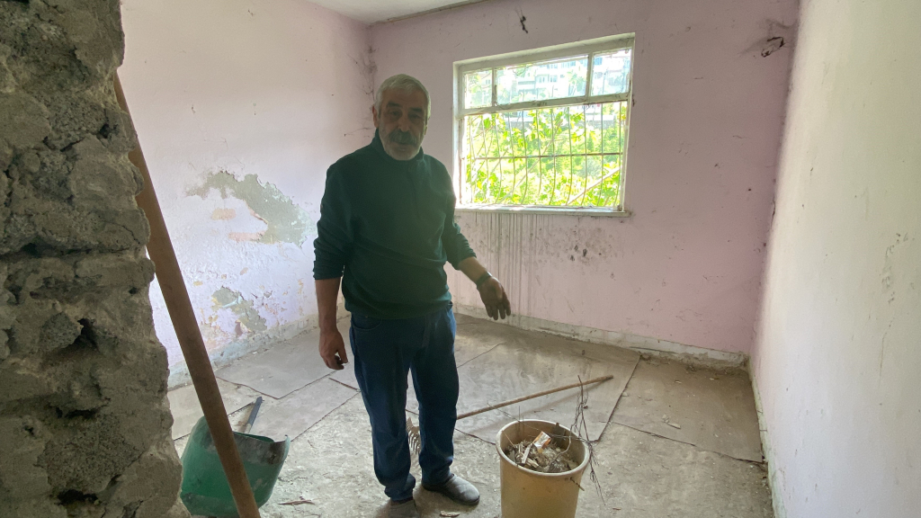 KİRAYA VERDİĞİ EVİNE 6 YIL SONRA GİRDİ, GÖRDÜĞÜ MANZARA DEHŞETE DÜŞÜRDÜ KİRAYA VERDİĞİ EVİNE 6 YIL SONRA GİRDİ, GÖRDÜĞÜ MANZARA DEHŞETE DÜŞÜRDÜ