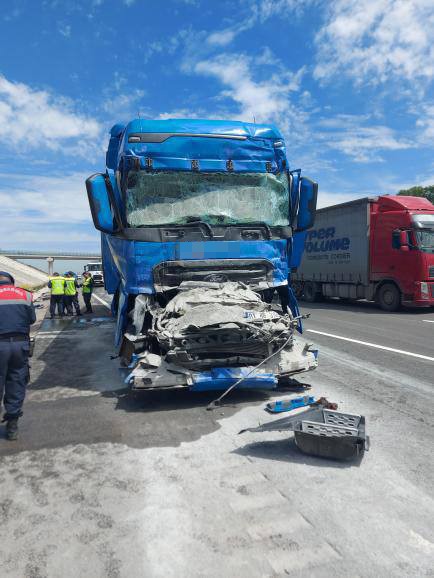 KUZEY MARMARA'DA FECİ KAZA: KARGO TIRININ ŞOFÖRÜ HAYATINI KAYBETTİ