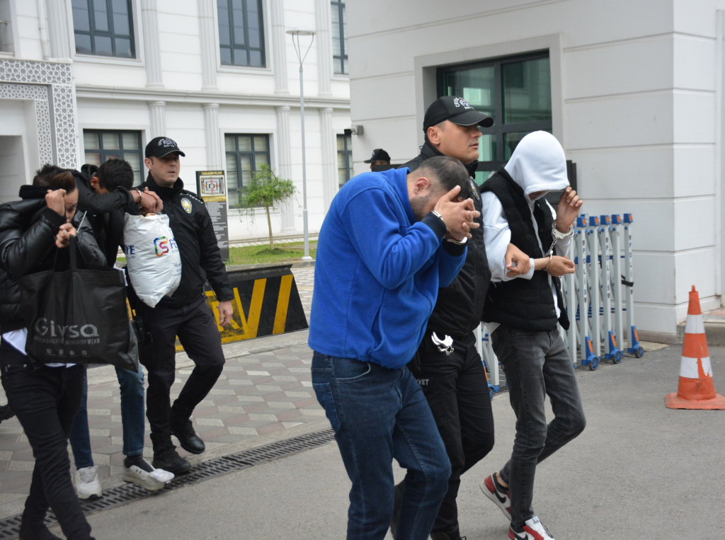 VİCDANIZ ÇETE ÇÖKERTİLDİ BÖYLE VİCDANSIZLIK GÖRÜLMEDİ: DEPREMZEDELERİ KONTEYNER VAADİYLE DOLANDIRDILAR