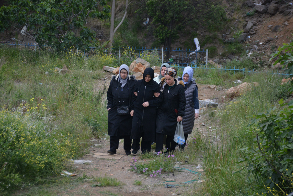 ANNELERİN EN ZOR ANLARI: ACI FERYATLAR YÜREKLERİ DAĞLADI 4 ÖĞRENCİNİN HAYATINI KAYBETTİĞİ SERVİS KAZASINDA OLAY YERİ KEŞFİ YAPILDI