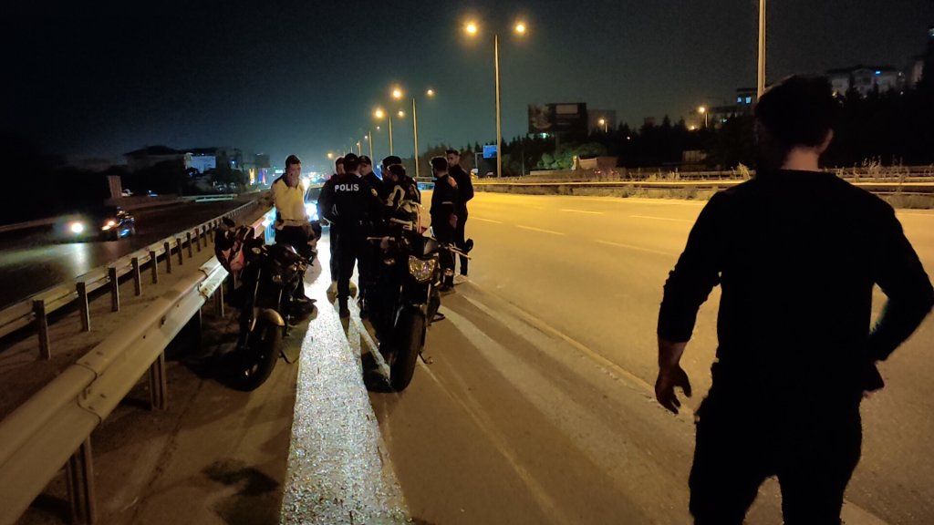 OTOMOBİLE ARKADAN ÇARPAN MOTOSİKLETİN SÜRÜCÜSÜ YARALANDI