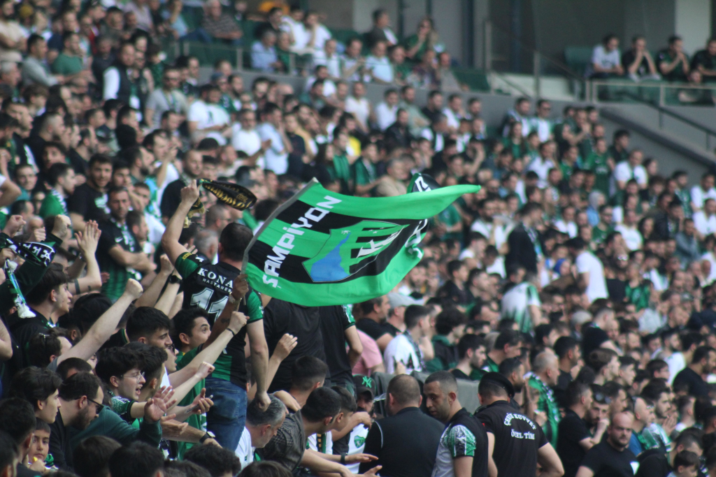 KOCAELİSPOR ŞAMPİYONLUĞUNU İLAN ETTİ TFF 2.LİG: KOCAELİSPOR: 2 KASTAMONUSPOR: 1