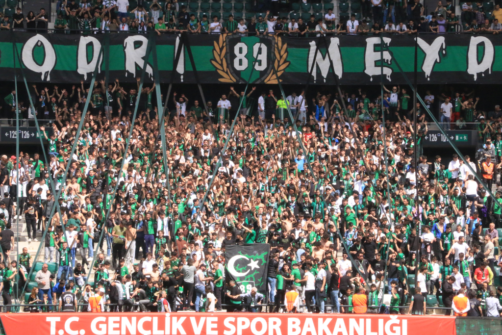 KOCAELİSPOR ŞAMPİYONLUĞUNU İLAN ETTİ TFF 2.LİG: KOCAELİSPOR: 2 KASTAMONUSPOR: 1
