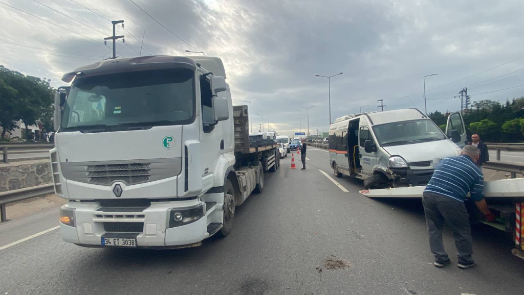 DURAN TIR ZİNCİRLEME KAZAYA SEBEP OLDU