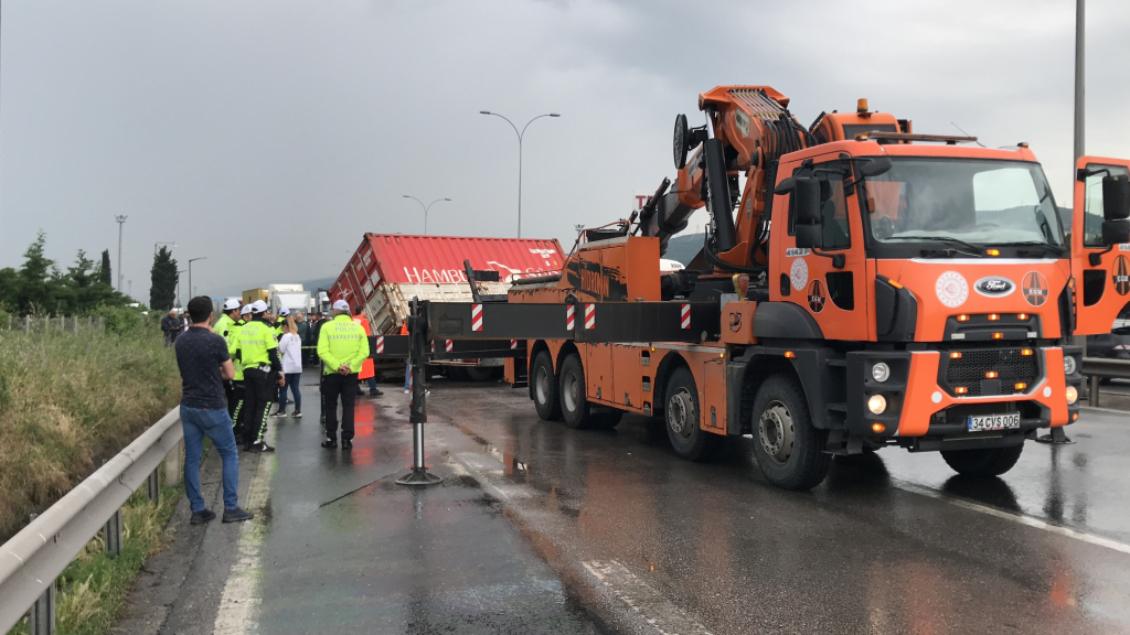 TEM'DE TIR MAKASLAYINCA TRAFİK DURDU, ARAÇLAR KONTAK KAPATTI