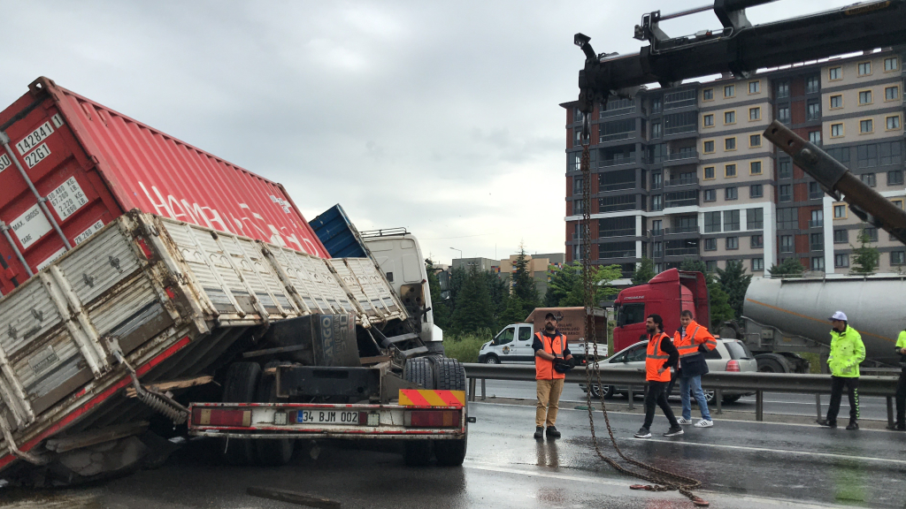 TEM'DE TIR MAKASLAYINCA TRAFİK DURDU, ARAÇLAR KONTAK KAPATTI