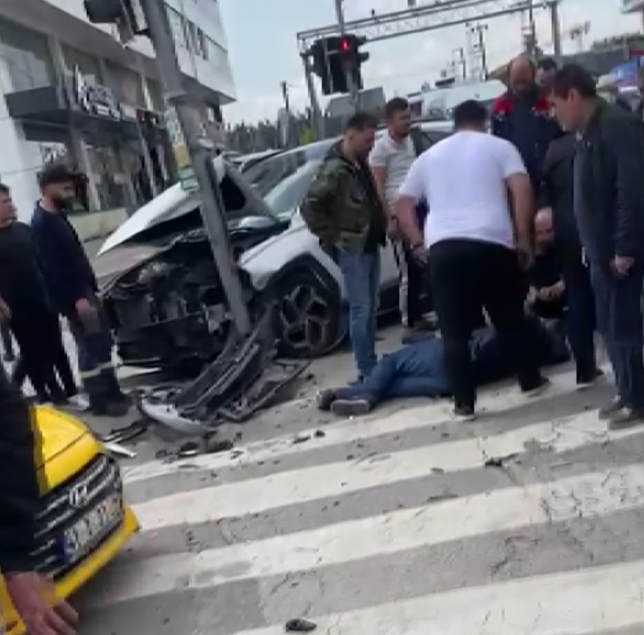 KIRMIZI IŞIKTA GEÇTİ: 3 ARAÇ BİRBİRİNE GİRDİ KIRMIZI IŞIKTA GEÇTİ: 3 ARAÇ BİRBİRİNE GİRDİ
