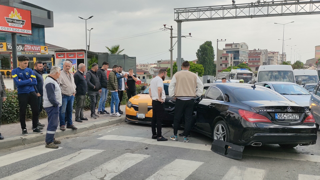 KIRMIZI IŞIKTA GEÇTİ: 3 ARAÇ BİRBİRİNE GİRDİ