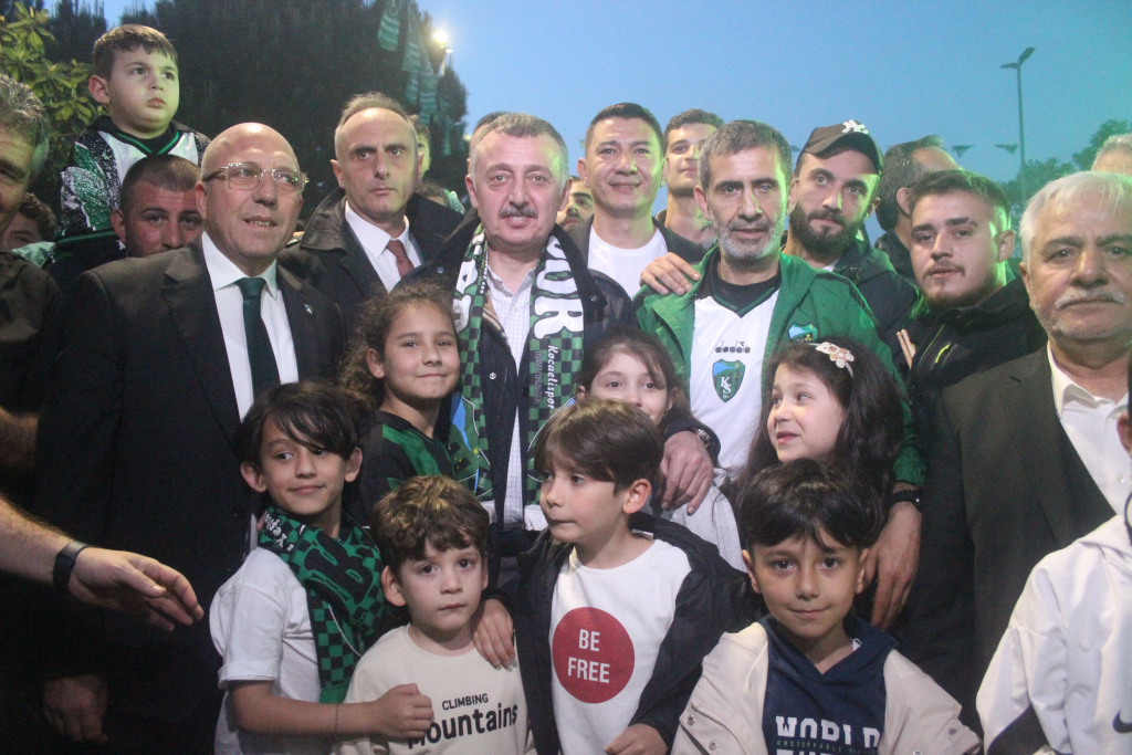 KOCAELİSPOR ŞAMPİYONLUĞU COŞKUYLA KUTLADI KOCAELİSPOR'UN ŞAMPİYONLUK COŞKUSUYLA SEKAPARK ALEV ALDI
