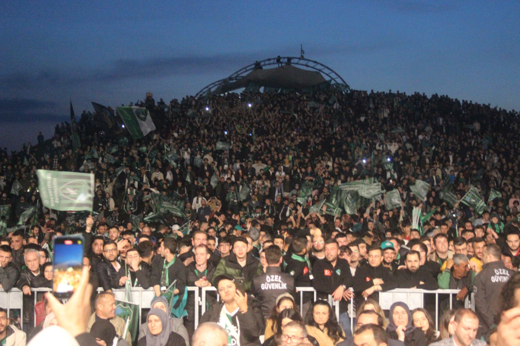 KOCAELİSPOR ŞAMPİYONLUĞU COŞKUYLA KUTLADI KOCAELİSPOR'UN ŞAMPİYONLUK COŞKUSUYLA SEKAPARK ALEV ALDI