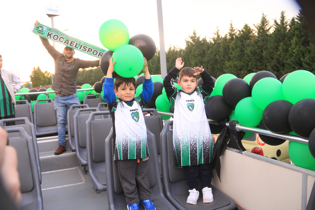 KOCAELİSPOR ŞAMPİYONLUĞU COŞKUYLA KUTLADI KOCAELİSPOR'UN ŞAMPİYONLUK COŞKUSUYLA SEKAPARK ALEV ALDI