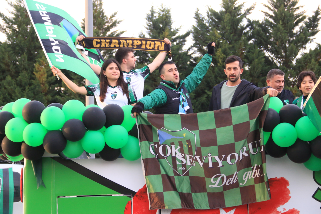 KOCAELİSPOR ŞAMPİYONLUĞU COŞKUYLA KUTLADI KOCAELİSPOR'UN ŞAMPİYONLUK COŞKUSUYLA SEKAPARK ALEV ALDI