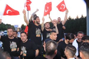 KOCAELİSPOR ŞAMPİYONLUĞU COŞKUYLA KUTLADI KOCAELİSPOR'UN ŞAMPİYONLUK COŞKUSUYLA SEKAPARK ALEV ALDI