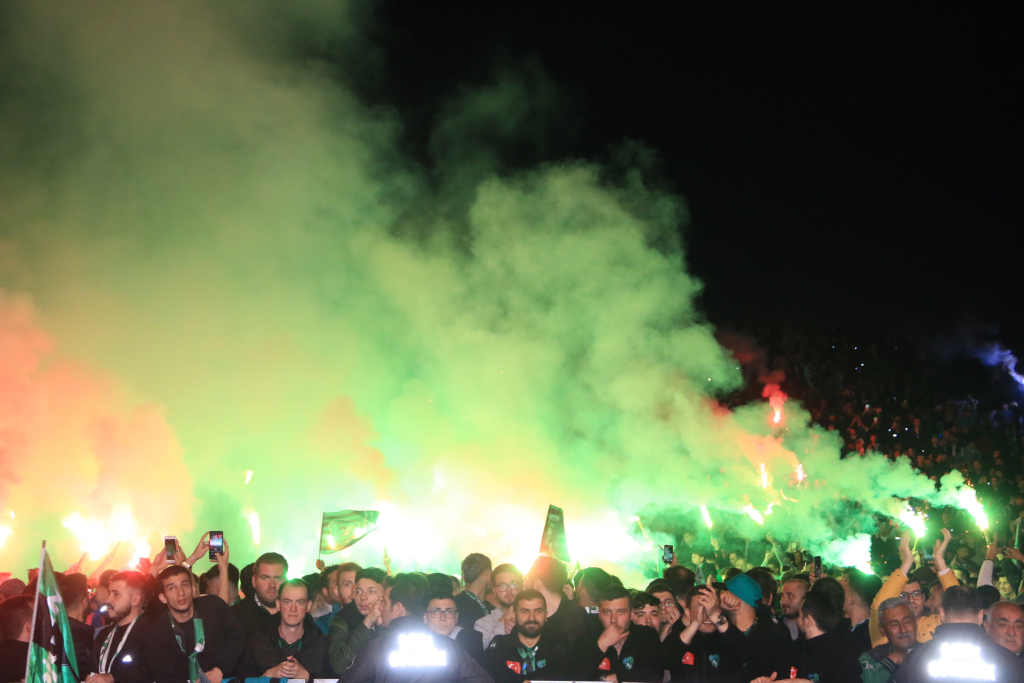 KOCAELİSPOR ŞAMPİYONLUĞU COŞKUYLA KUTLADI KOCAELİSPOR'UN ŞAMPİYONLUK COŞKUSUYLA SEKAPARK ALEV ALDI