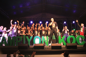 KOCAELİSPOR ŞAMPİYONLUĞU COŞKUYLA KUTLADI KOCAELİSPOR'UN ŞAMPİYONLUK COŞKUSUYLA SEKAPARK ALEV ALDI