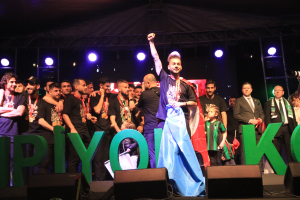 KOCAELİSPOR ŞAMPİYONLUĞU COŞKUYLA KUTLADI KOCAELİSPOR'UN ŞAMPİYONLUK COŞKUSUYLA SEKAPARK ALEV ALDI