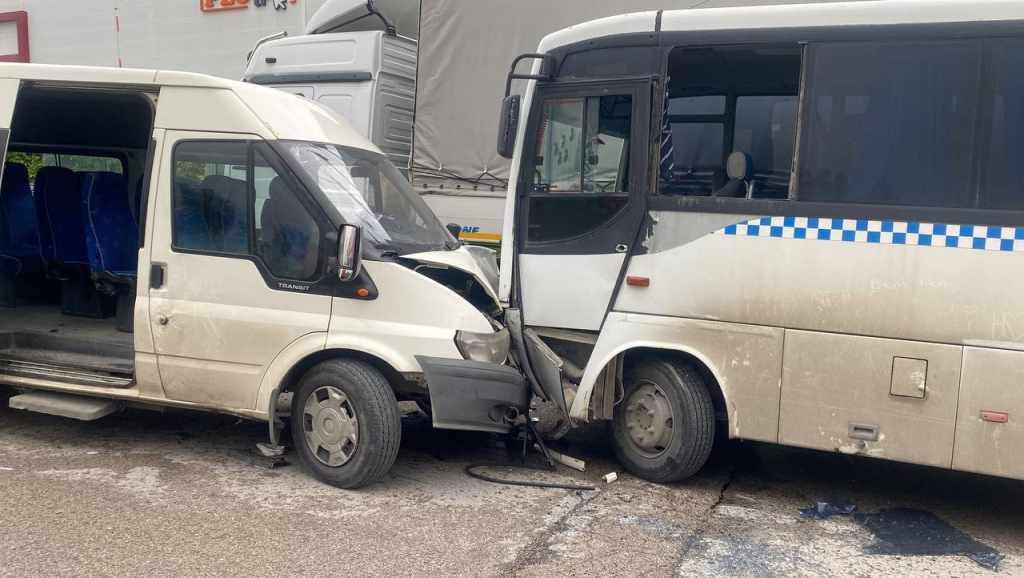 KOCAELİ'DE İKİ İŞÇİ SERVİSİ KAFA KAFAYA ÇARPIŞTI: 6 YARALI